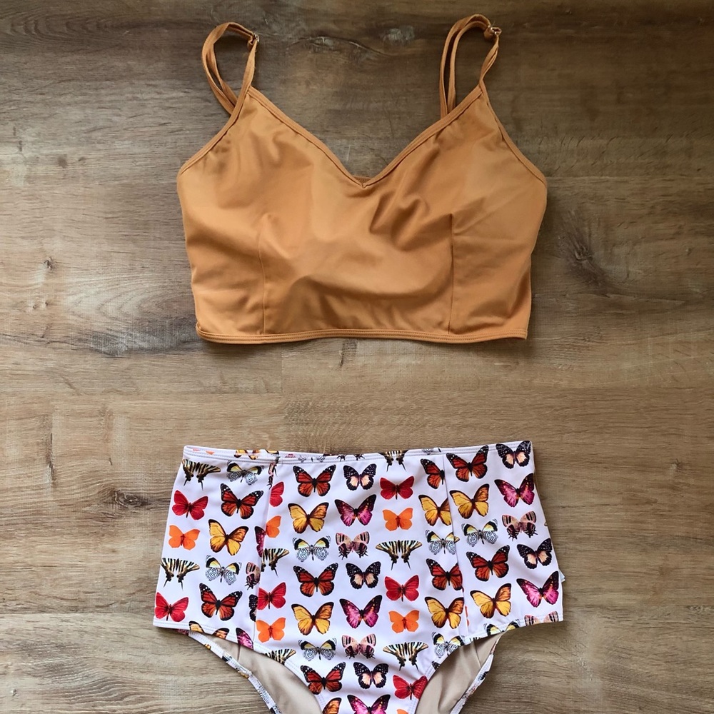 Kortni Jeane Golden V’d Crop Top